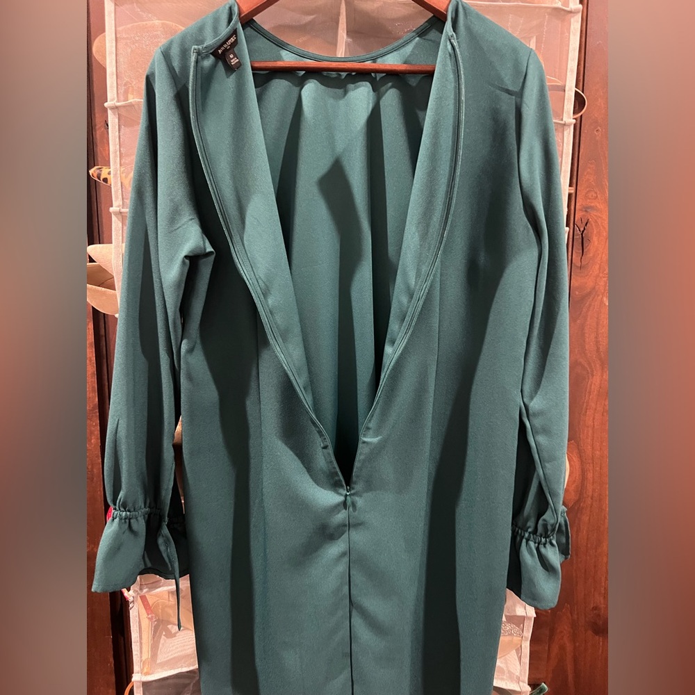 Banana Republic Forest Green Crepe Shift Dress with Tie Ruffle Cuffs 10 - Picture 3 of 3